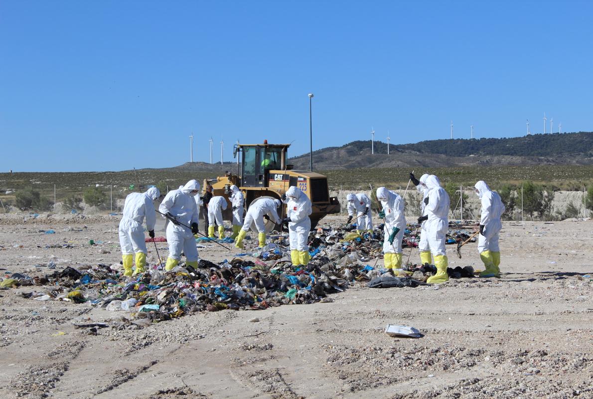 Agentes de equipos especializados en riesgos nucleares, radiológicos, químicos y bacteriológicos (NRBQ) durante las tareas de búsqueda en el vertedero