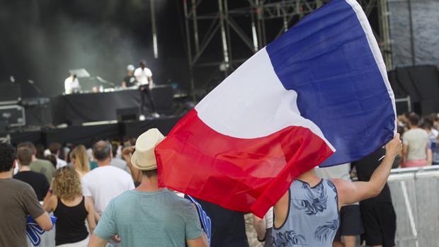 Imagen de unos jóvenes ondeando la bandera de Francia durante el FIB