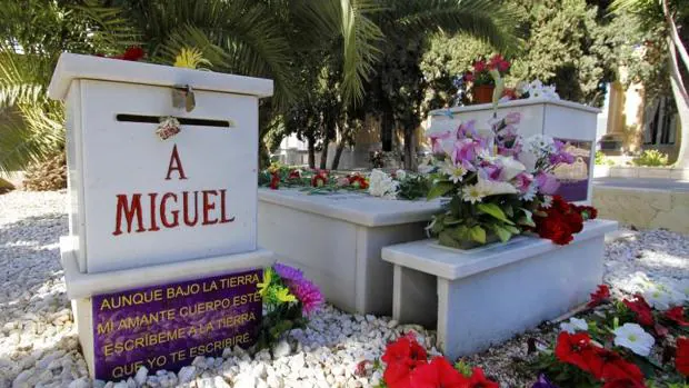Tumba de Miguel Hernández en el cementerio de Alicante