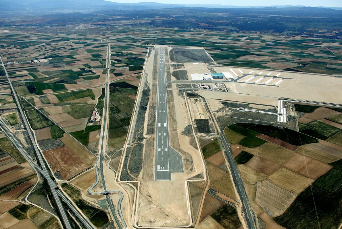 Vista aérea del aeropuerto industrial de Teruel, uno de los mayores «garajes» y centro de reciclado de aviones de mundo