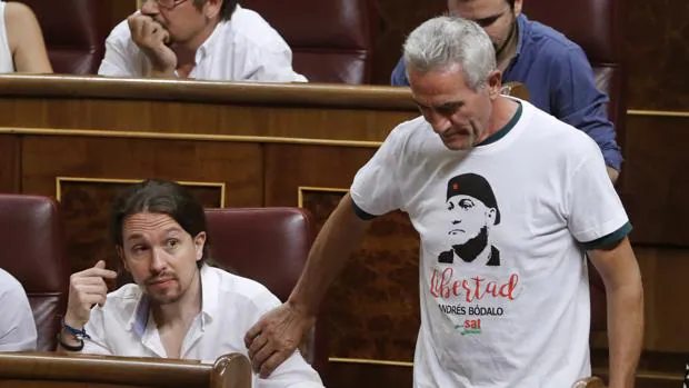 Diego Cañamero, con la camiseta que reclama la libertad de Andrés Bódalo, junto a Iglesias