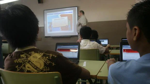 Niños utilizando el ordenador en una clase