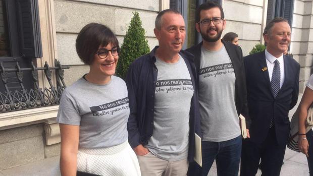 Compromís vuelve a llevar la «política de camisetas» al Congreso