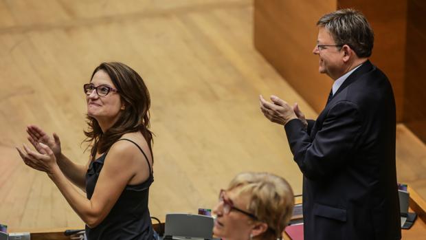 Mónica Oltra y Ximo Puig, durante la aprobación de la ley para la nueva RTVV en las Cortes
