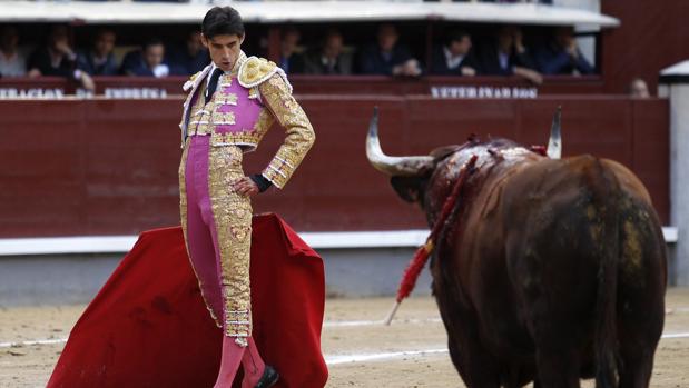 Víctor Barrio en plena faena en Las Ventas