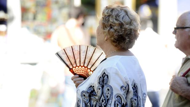 Una mujer se abanica para sobrellevar mejor las altas temperaturas