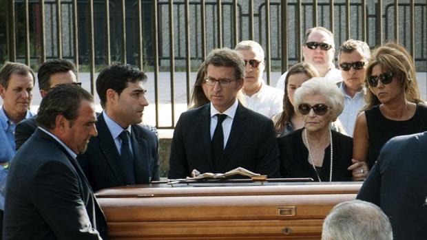 Alberto Núñez Feijóo, acompañado por familiares y amigos durante el funeral en memoria de su padre