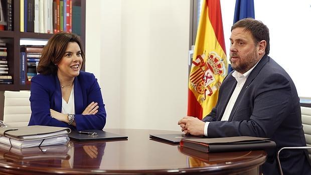 Soraya Sáenz de Santamaría y Oriol Junqueras, en el despacho de la vicepresidenta en La Moncloa