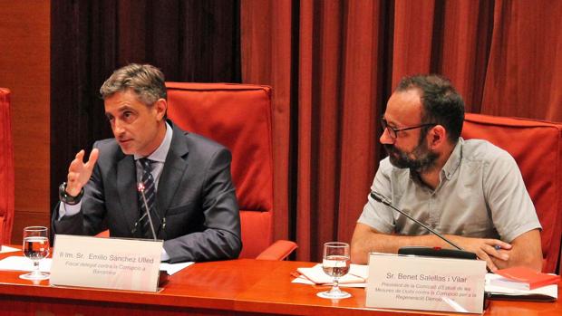 El fiscal Ulled, junto al diputado Salellas (CUP), ayer en el Parlament