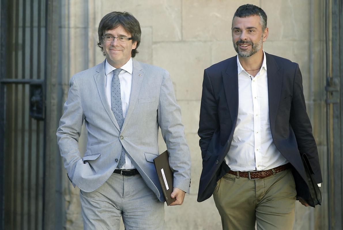 El consejero catalán de Cultura, Santi Vila, se enfrenta a una denuncia penal si desobedece la orden judicial. En la imagen, Vila con el presidente de la Generalitat, Carles Puigdemont