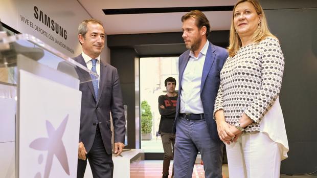 La consejera, Pilar del Olmo, junto al alcalde de Valladolid, Óscar Puente, en la presentación de Caixabank