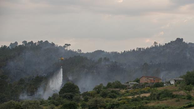 Un helicóptero en el incendio de Lobios