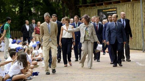 La Reina Doña Sofía saluda a un grupo de nños en el Zoo, junto a la ministra García Tejerina