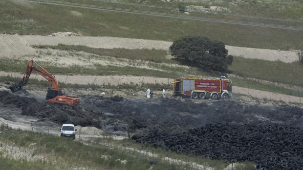 Operarios trabajando en el vertedero de neumáticos tras extinguirse el incendio