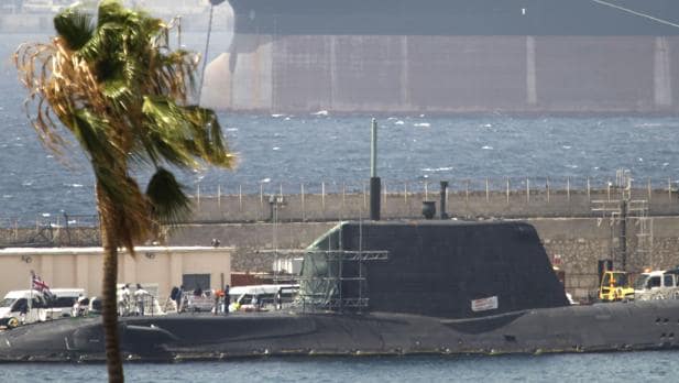 El submarino e la Royal Navy "HMS Ambush" de propulsión nuclear británico, desde el miércoles en el puerto de Gibraltar trás haber chocado contra un buque mercante en aguas españolas cercanas al Peñón