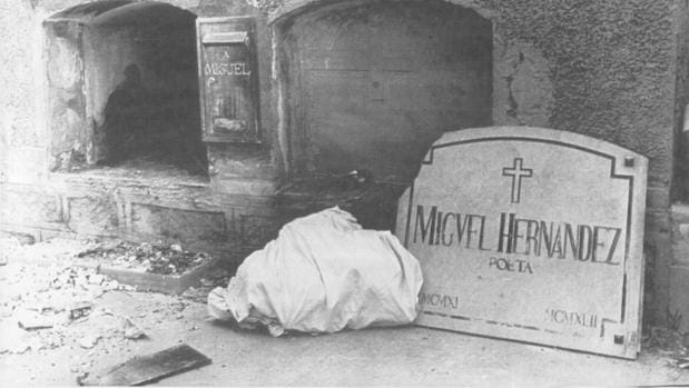 El nicho de Miguel Hernández que pagaron sus amigos, abierto en 1984 para enterrar a su hijo