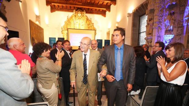 El expresidente de la Xunta, Gerardo Fernández Albor, recibe el aplauso de los asistentes a la presentación del libro de los 50 años de La Rosaleda, ayer en Santiago
