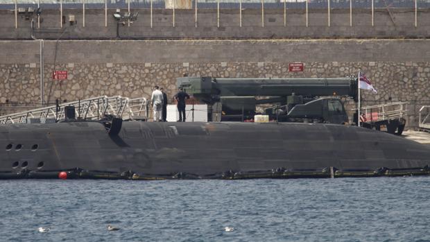 El submarino «HMS Ambush» en el puerto de Gibraltar tras chocar contra un buque mercante español