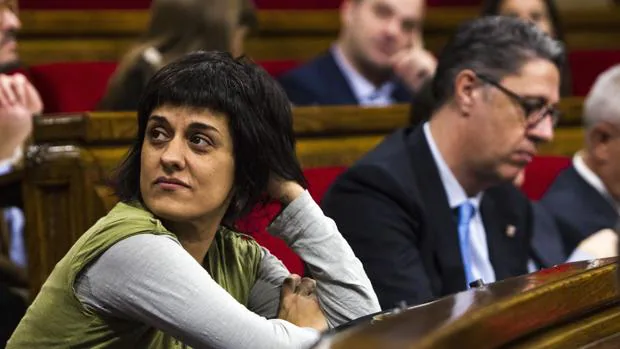 La diputada de la CUP, Anna Gabriel, durante una sesión de control al gobierno catalán