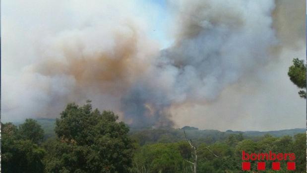 Un par de bomberos, trabajando en el incendio de Blanes este mediodía