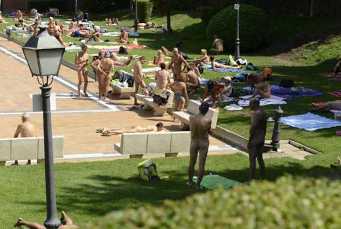 Un grupo de nudistas en una piscina municipal de Madrid