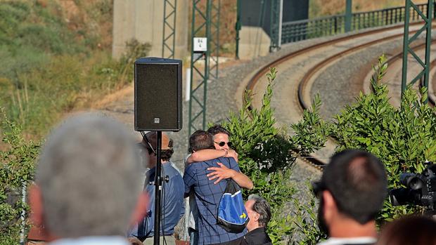 La emoción desbordó ayer el acto de recuerdo a las 82 víctimas del tren siniestrado a 3 kilómetros de Santiago