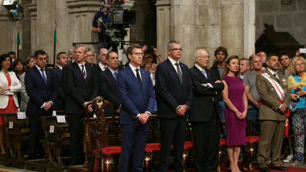 Alberto Núñez Feijóo, junto a otras personalidades políticas, durante la misa celebrada en la Catedral