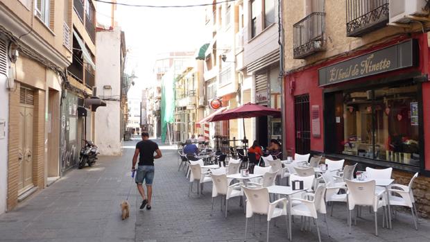 Una de las calles del centro de Puertollano, con terrazas en el exterior