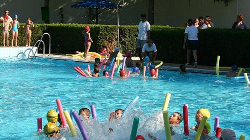 Un grupo de chavales aprende a nadar en la piscina municipal de Aranda de Duero