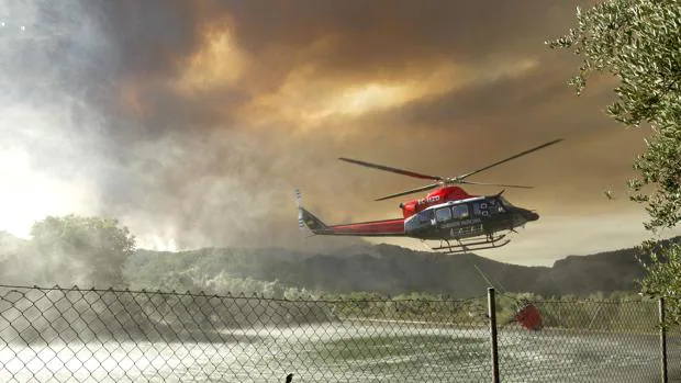 Imagen de los medios aéreos combatiendo el incendio