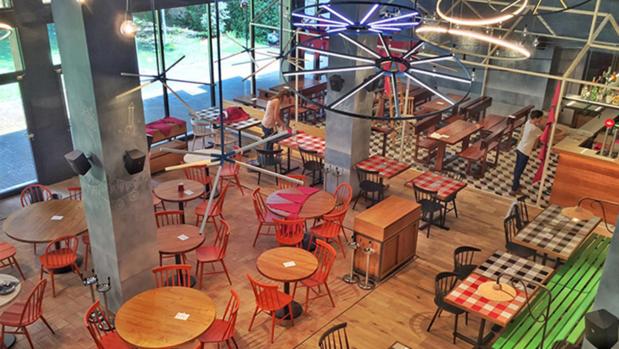 Messi, en fuera de juego en la apertura de su restaurante en Barcelona