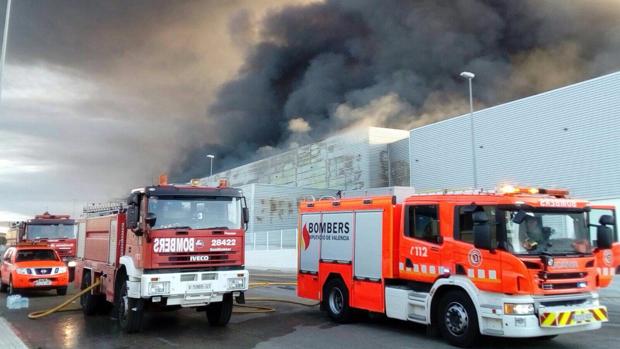 Imagen de los vehículos de bomberos en el incendio de L'Olleria