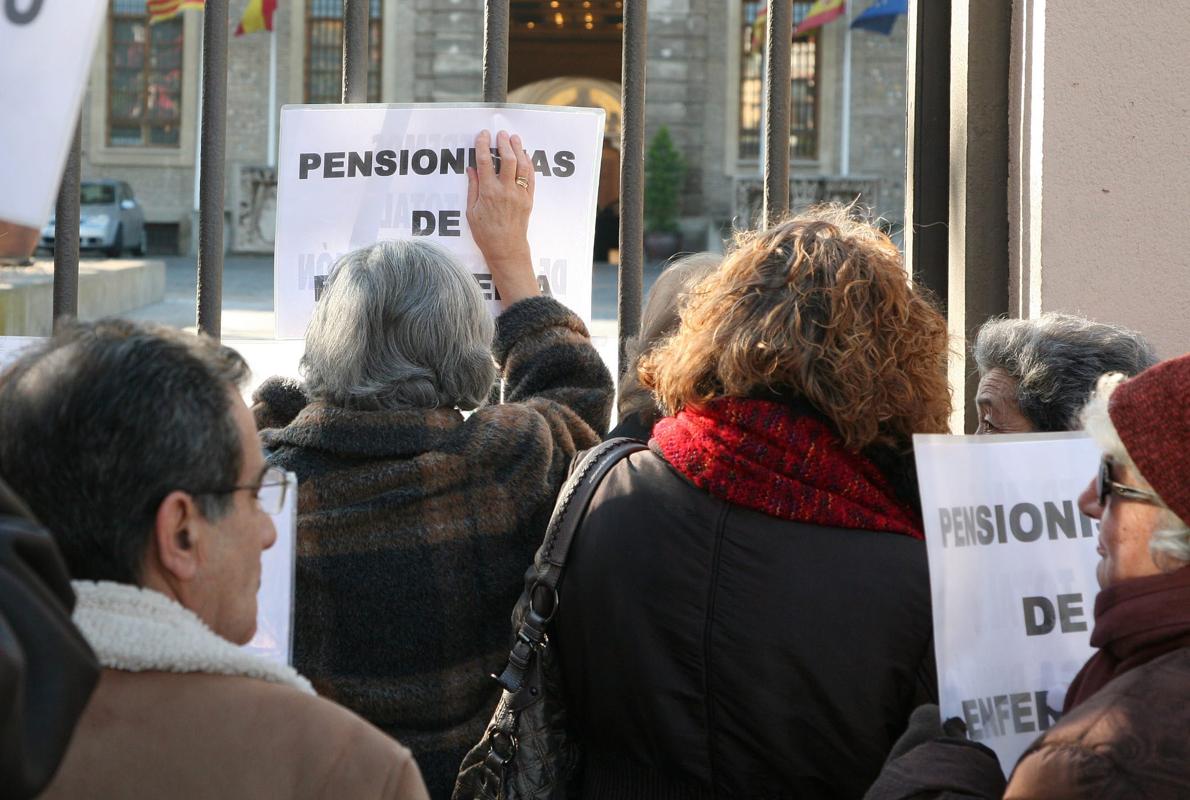 Imagen de archivo de una concentración de protesta de un grupo de pensionistas en Zaragoza