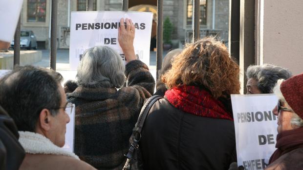 Imagen de archivo de una concentración de protesta de un grupo de pensionistas en Zaragoza