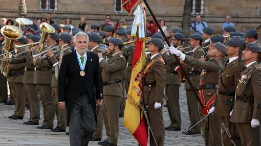 El delegado regio, Miguel Santalices, pasa revista a la tropa