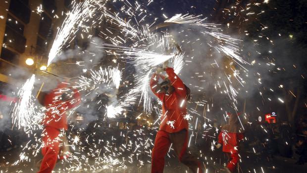 Imagen de archivo de un correfoc por el centro de Valencia en Fallas