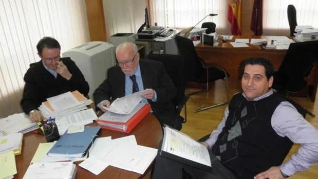 José Pablo Lozano (derecha) junto al su compañero José Luis Díaz Manzanera (izda) y el Fiscal Superior Manuel López Bernal (centro)