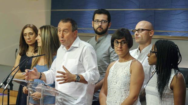 Imagen de Joan Baldoví en el Congreso junto a integrantes de su formación