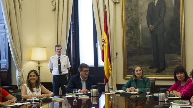 Los componentes de la Mesa del Congreso, durante una de sus primeras reuniones