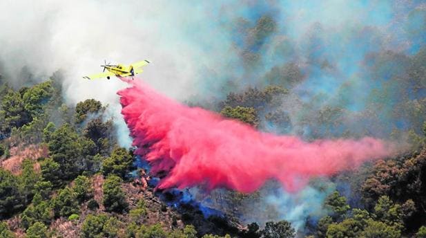 Imagen de medios aéreos combatiendo el incendio de Artana