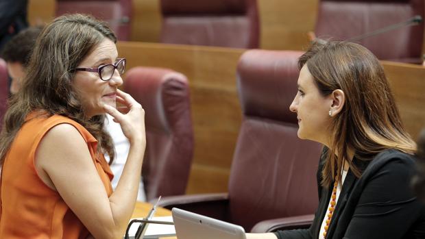 Imagen tomada esta mañana en el pleno de Mónica Oltra y María José Catalá