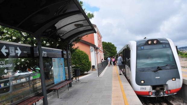 Imagen del tren en el trayecto Calp-Dénia de la Línea 9