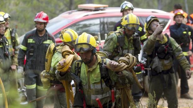 Bomberos y efectivos de la UME entrando al perímetro del incendio, el miércoles