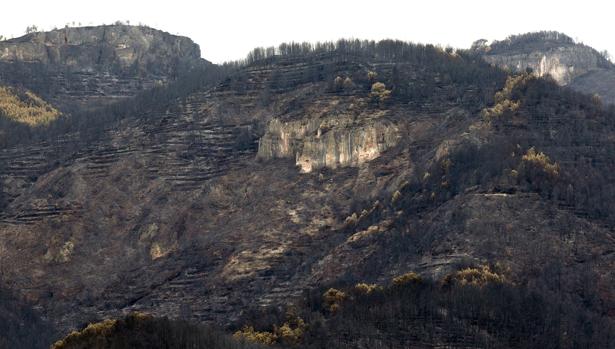 Los medios aéreos vuelven al incendio de Artana por tercer día consecutivo