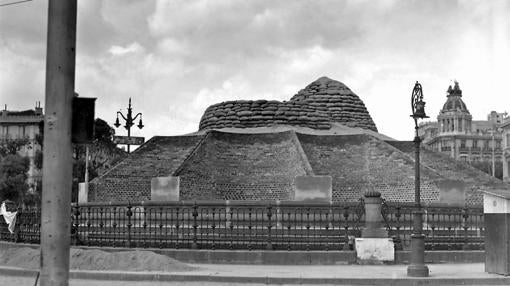 La Cibeles, durante la Guerra Civil, protegida por un muro