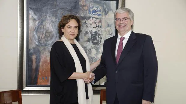 Ada Colau y Jordi Cornet, durante la firma del acuerdo