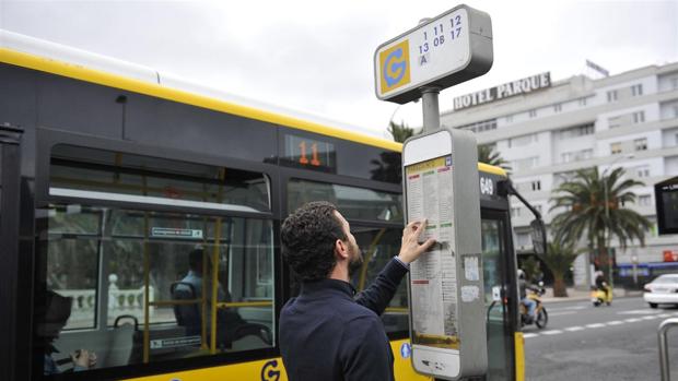 Un usuario descifra su ruta en guagua en San Telmo, ciudad de Las Palmas