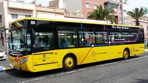 Una guagua de piso bajo