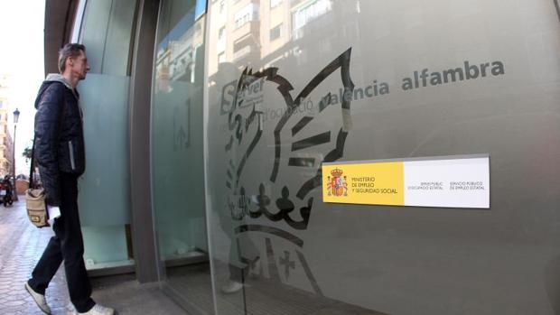 Un parado entra a una oficina de empleo en Valencia, en una imagen de archivo