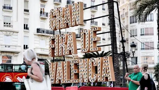 Cartel de la feria de julio de Valencia, con el nombre ya en valenciano